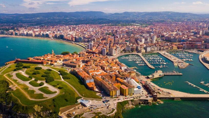 Отель Las Palmeras Хихон Экстерьер фото